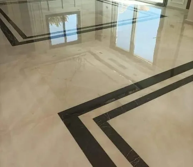 أرضية رخام مع إطار داكن