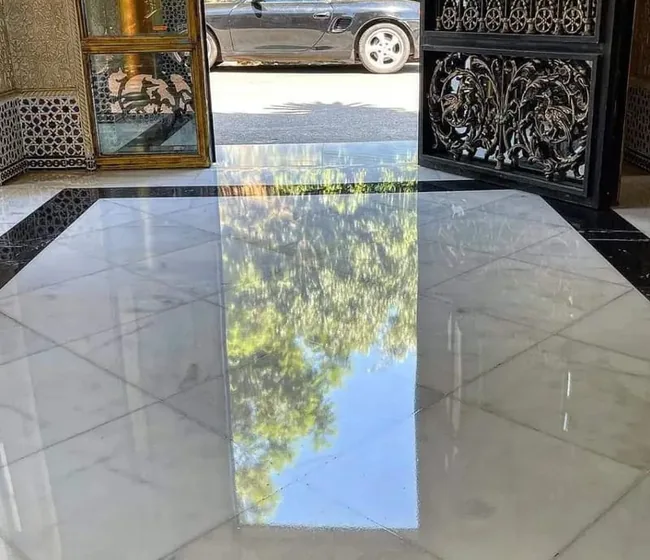 أرضية رخام لامعة عند مدخل المبنى