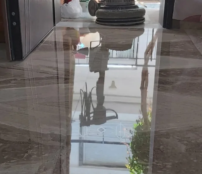 ماكينة جلي على أرضية لامعة